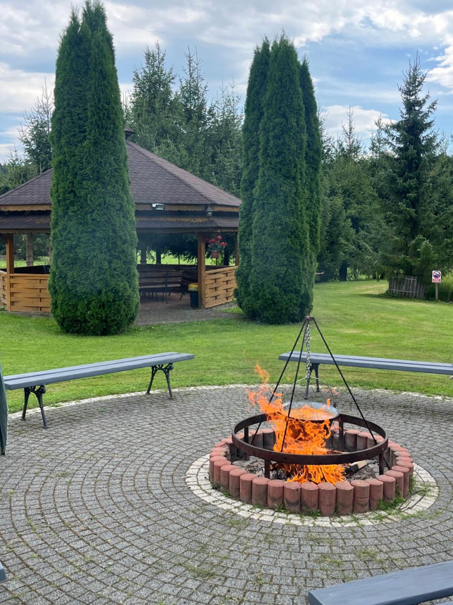 Domki Nad Stawem Uherce Uherce Mineralne Exteriör bild
